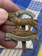 Charger l&#39;image dans la galerie, Original WW1 / WW2 British Army Leicestershire Regiment Cap Badge
