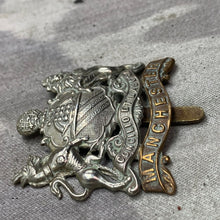 Charger l&#39;image dans la galerie, Original WW1 British Army Manchester Regiment Tram Drivers Cap Badge
