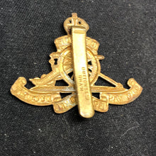 Load image into Gallery viewer, Original WW2 British Army Cap Badge - Royal Artillery - The Militaria Shop
