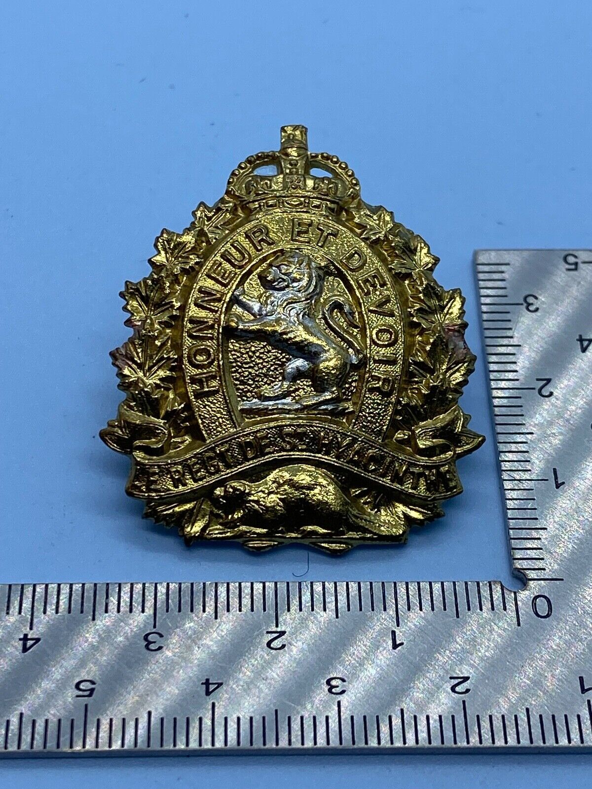 Original Canadian Army - The Regiment de St. Haycinthe Regiment Cap Badge - The Militaria Shop