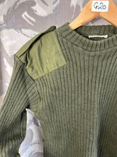 Lade das Bild in den Galerie-Viewer, Echter schwerer Pullover aus olivgrünem Jersey für Herren der britischen Armee – Brustgröße 33 Zoll 
