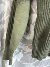 Charger l&#39;image dans la galerie, Genuine British Army Man&#39;s Heavy Jersey Olive Drab Pull Over - Size 1- 30&quot; Chest
