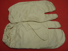 Load image into Gallery viewer, Original WW2 British Army Gunners Winter White Gloves - Dated 1942
