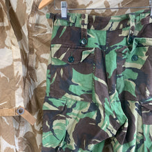 Lade das Bild in den Galerie-Viewer, Early Original British Army Jungle DPM Camouflaged Combat Trousers - 76/80/96
