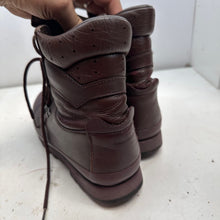 Lade das Bild in den Galerie-Viewer, British Army Surplus Defender Brown Leather Combat Boots - Altberg Size UK 9 M - The Militaria Shop
