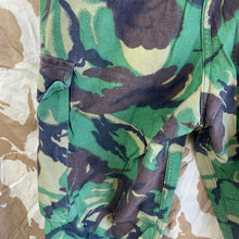 Lade das Bild in den Galerie-Viewer, Britische Armee DPM Camouflage Hose für gemäßigte Temperaturen - 75/80/96 - Vintage Kleidung
