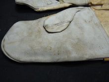 Load image into Gallery viewer, Original WW2 Pattern British Army White Camouflaged Gloves / Gunners Mittens
