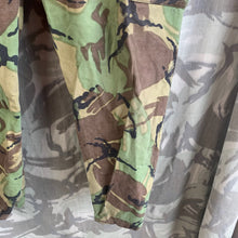 Lade das Bild in den Galerie-Viewer, British Army DPM 1968 Pattern Camouflaged Combat Trousers - Size 3
