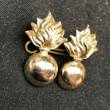 Charger l&#39;image dans la galerie, Original British Collar Badge Pair - Royal Artillery - The Militaria Shop
