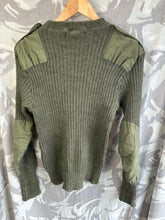 Charger l&#39;image dans la galerie, Genuine British Army Man&#39;s Heavy Jersey Olive Drab Pull Over - Size 2- 32&quot; Chest
