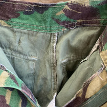 Lade das Bild in den Galerie-Viewer, British Army DPM Camouflaged Temperate Trousers - 82/80/96 - Vintage Clothing
