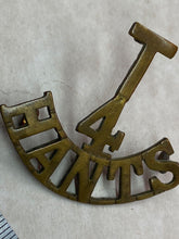 Load image into Gallery viewer, Original WW1 British Army 4th Hants Territorial Battalion Shoulder Title
