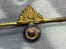 Lade das Bild in den Galerie-Viewer, British Army Royal London Fusiliers Regiment Gilt &amp; Enamel Sweetheart Brooch
