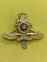 Lade das Bild in den Galerie-Viewer, Original British Army Royal Artillery Post 1953 Staybrite Cap Badge
