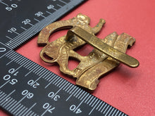 Lade das Bild in den Galerie-Viewer, Original WW2 British Army Leicestershire Regiment Cap Badge
