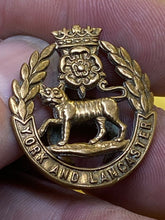 Charger l&#39;image dans la galerie, Original WW1 / WW2 York &amp; Lancaster Regiment Sweetheart / Lapel Badge
