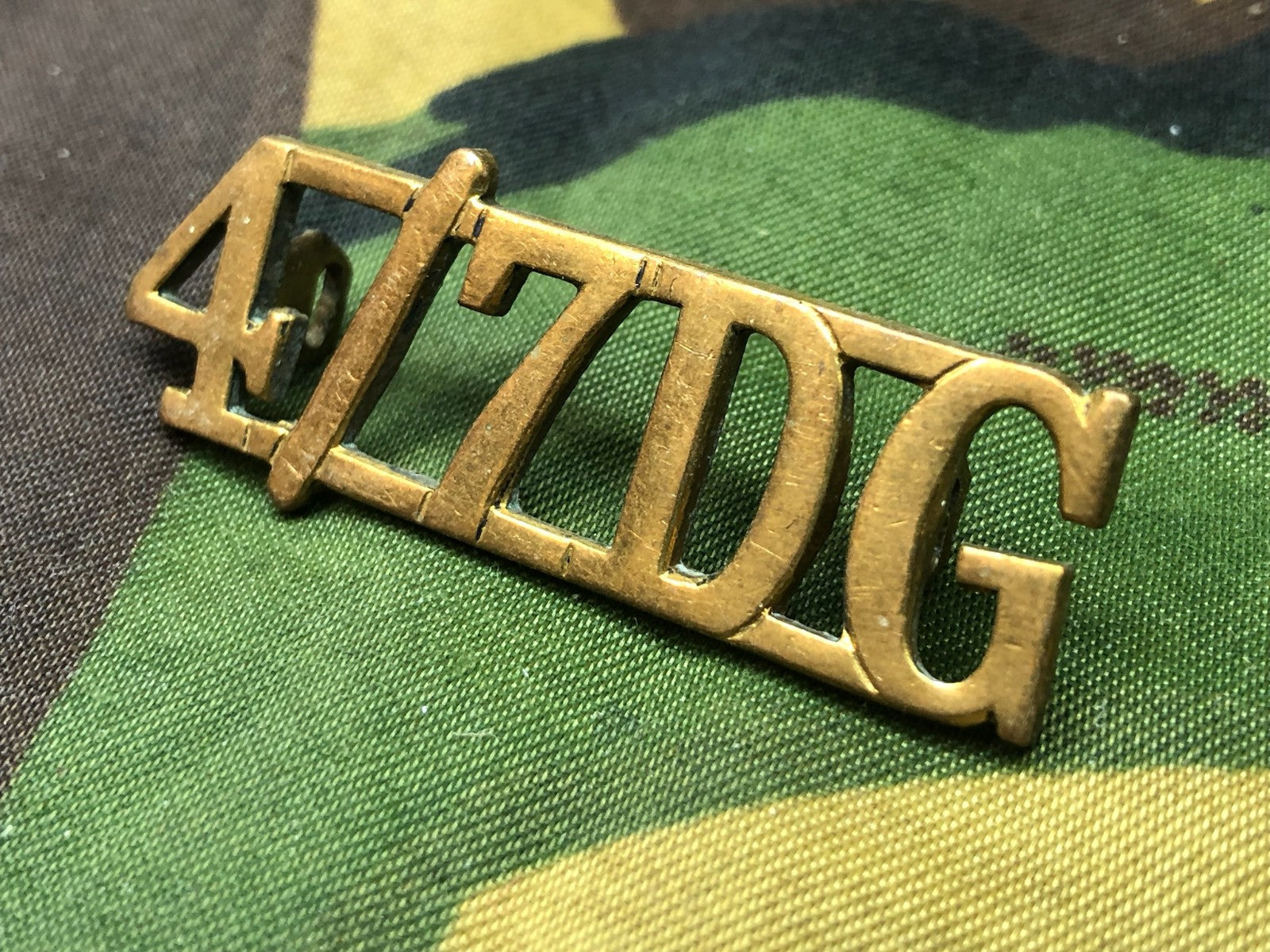 Genuine British Army WW2 Brass Shoulder Title - 4th/7th Dragoon Guards - The Militaria Shop