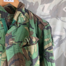 Lade das Bild in den Galerie-Viewer, Originale Kampfjacke im Camouflage-Muster DPM 1968 der britischen Armee – Größe 36&quot; 
