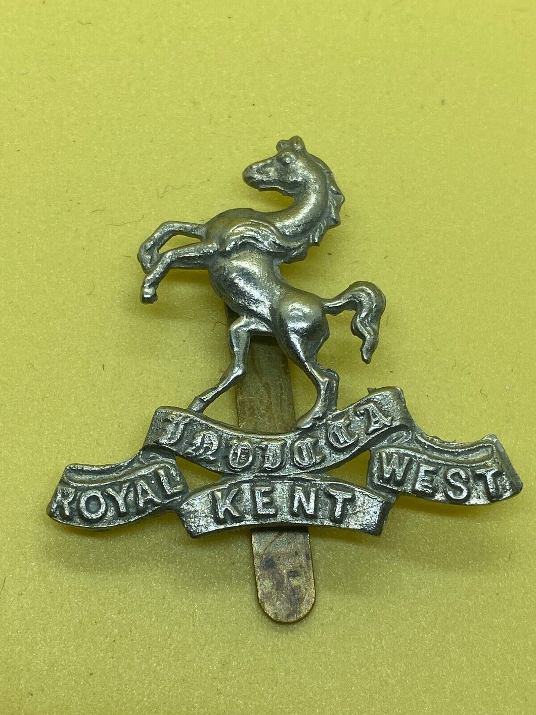 Originales Mützenabzeichen des Royal West Kent Regiments der britischen Armee 