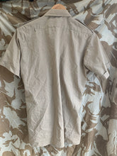 Lade das Bild in den Galerie-Viewer, Genuine British Army Tan Mans Shirt - 44&quot; Chest
