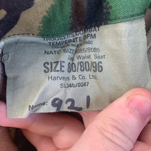 Lade das Bild in den Galerie-Viewer, British Army DPM Camouflaged Temperate Trousers - 80/80/96 - Vintage Clothing
