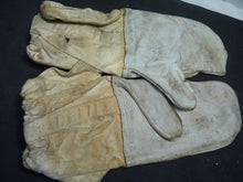 Load image into Gallery viewer, Original WW2 Pattern British Army White Camouflaged Gloves / Gunners Mittens
