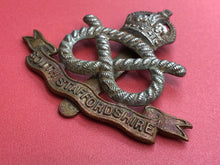 Lade das Bild in den Galerie-Viewer, Original WW2 British Army South Staffordshire Regiment Cap Badge
