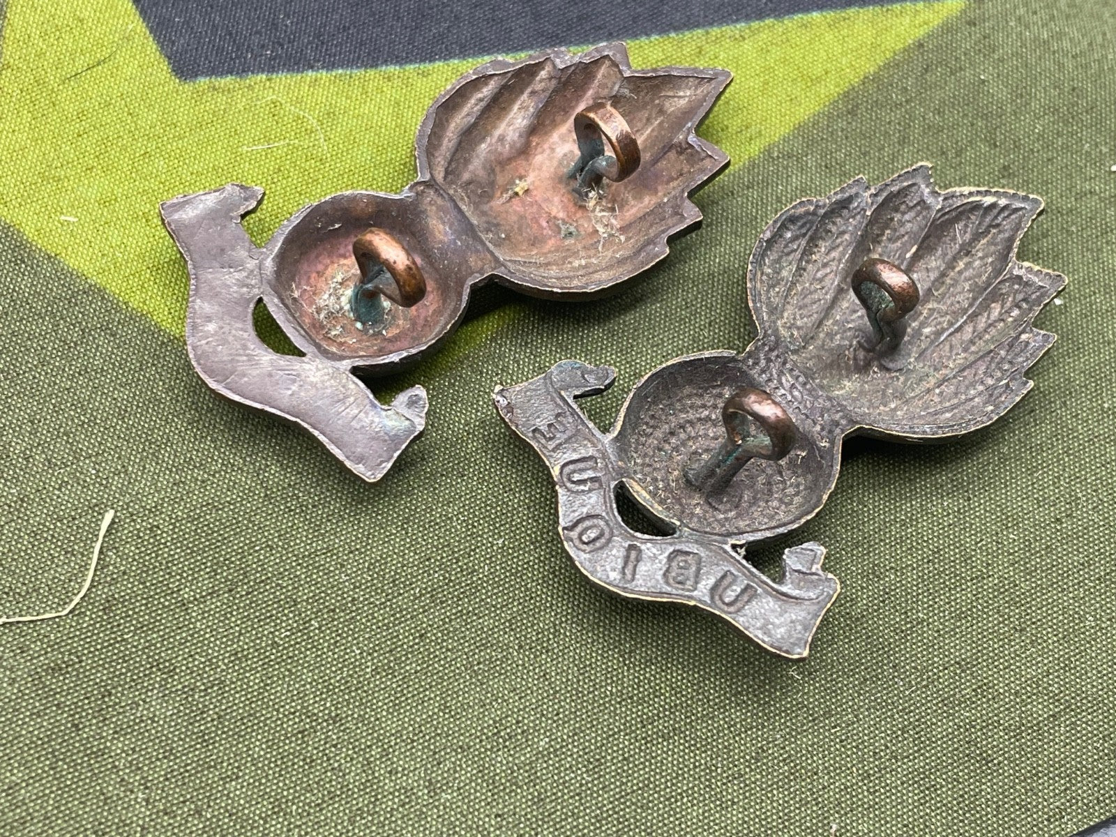 Original WW1/WW2 British Army Royal Artillery Ubique Cap / Collar Badges - The Militaria Shop