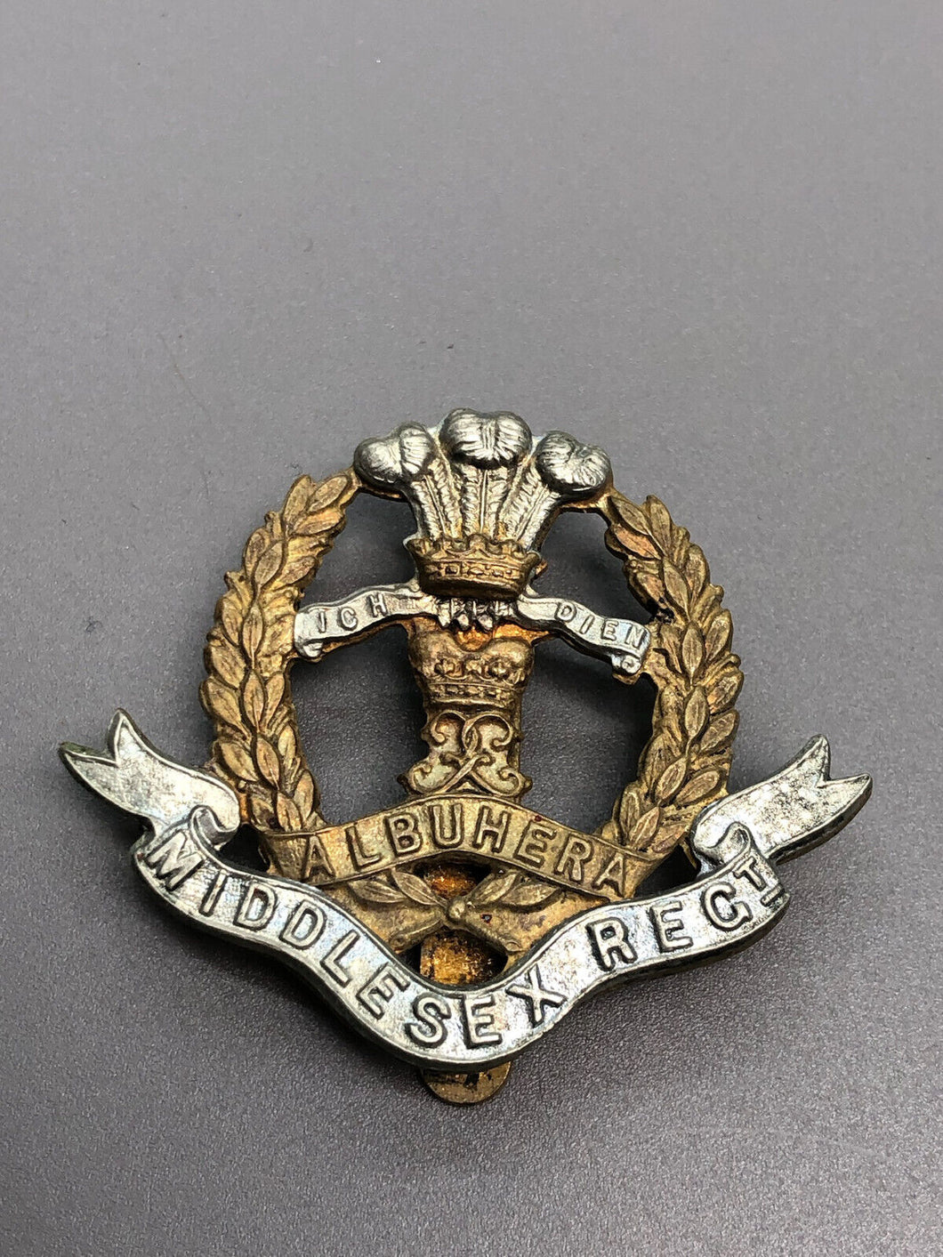 Originales Mützenabzeichen des Middlesex Regiments der britischen Armee aus dem 2. Weltkrieg