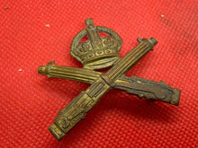 Charger l&#39;image dans la galerie, Original British Army WW1 Machine Gun Corps Slouch Cap Badge (3 lugs)
