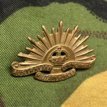 Lade das Bild in den Galerie-Viewer, Original WW2 Australian Commonwealth Military Forces Rising Sun Collar Badge - The Militaria Shop
