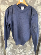 Lade das Bild in den Galerie-Viewer, Originaler britischer Pullover der Royal Air Force in Blau und Grau der RAF, Brustgröße 100 cm 
