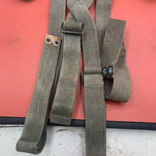 Lade das Bild in den Galerie-Viewer, British Army WW2 Original Set of 44 Pattern Shoulder Straps / Cross Straps
