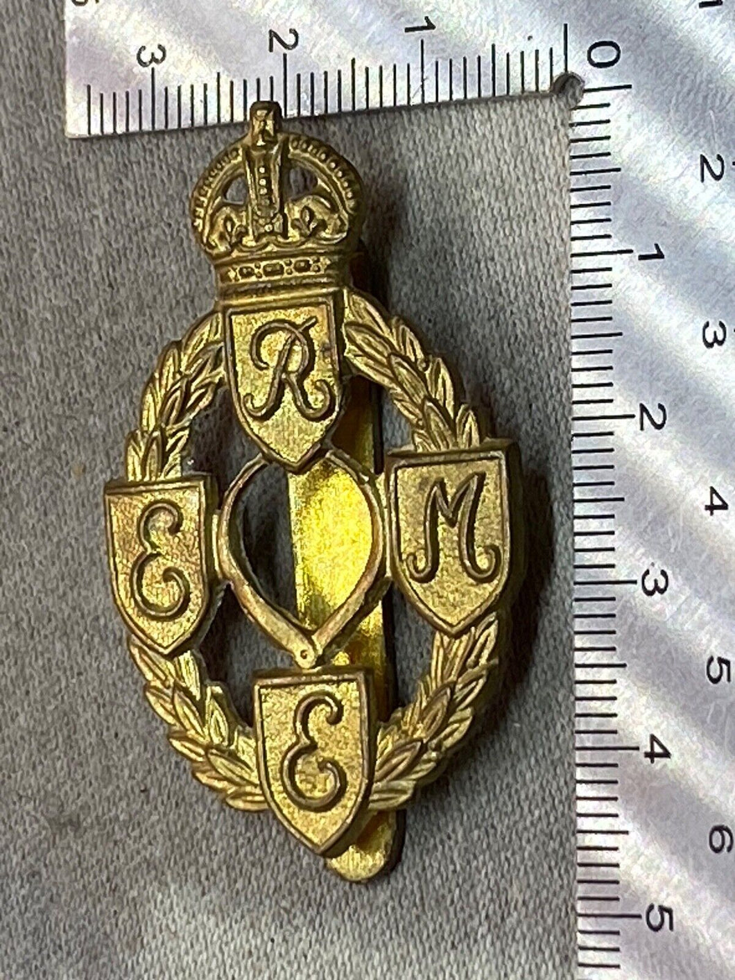 Original WW1 /WW2 British Army Royal Electrical & Mechanical Engineers Cap Badge