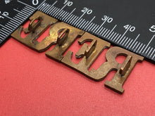 Load image into Gallery viewer, Original WW1 / WW2 British Army Brass Shoulder Titles Pair - Royal Engineers RE
