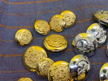 Lade das Bild in den Galerie-Viewer, Original Group of British Army Post 1953 Tunic Buttons - The Militaria Shop
