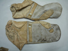 Load image into Gallery viewer, Original WW2 Pattern British Army White Camouflaged Gloves / Gunners Mittens
