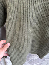 Lade das Bild in den Galerie-Viewer, Echter schwerer Pullover aus olivgrünem Jersey für Herren der britischen Armee – Größe 4 – 86,4 cm Brustumfang 
