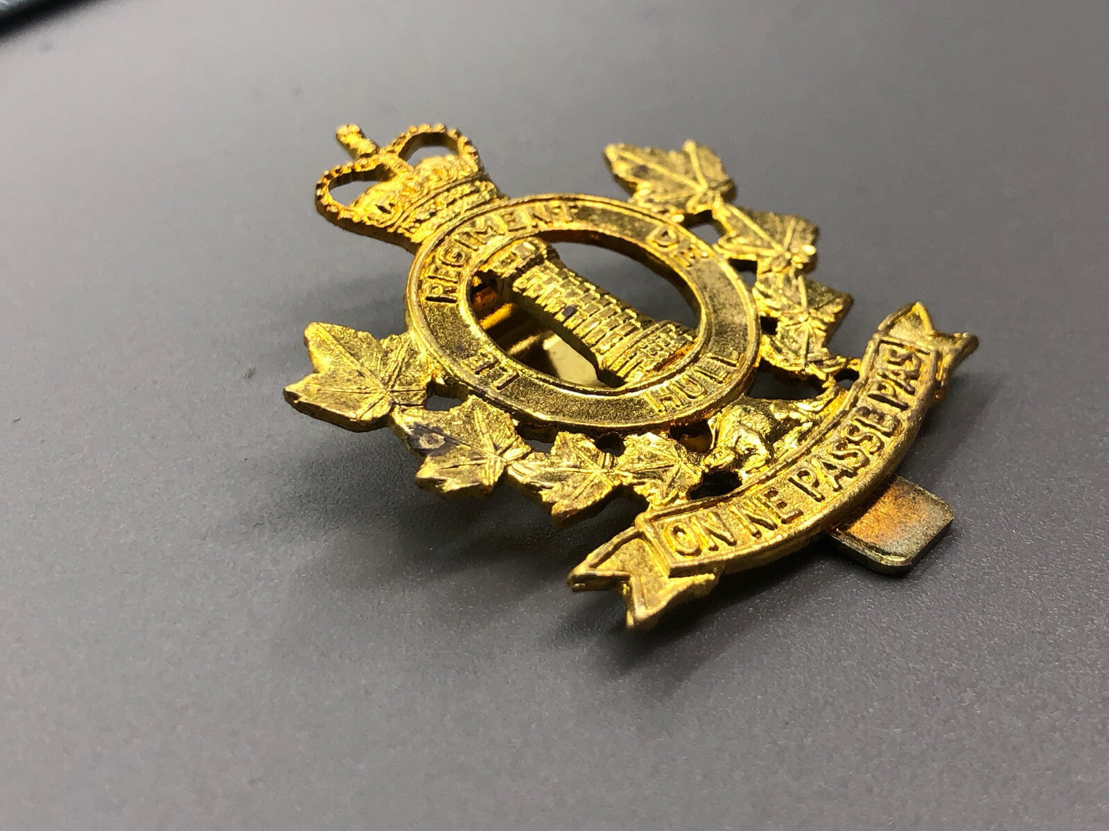 Vintage Canadian Army Régiment de Hull (Le Régiment de Hull (RCAC)) Cap Badge - The Militaria Shop