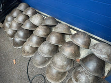 Lade das Bild in den Galerie-Viewer, Original WW2 British / Canadian Army Mk3 Hi-Rivet Turtle Combat Helmet
