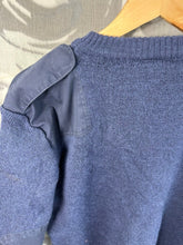 Lade das Bild in den Galerie-Viewer, Originaler britischer Pullover der Royal Air Force in Blau und Grau der RAF, Brustgröße 100 cm 
