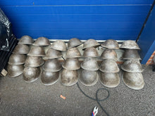 Lade das Bild in den Galerie-Viewer, Original WW2 British / Canadian Army Mk3 Hi-Rivet Turtle Combat Helmet
