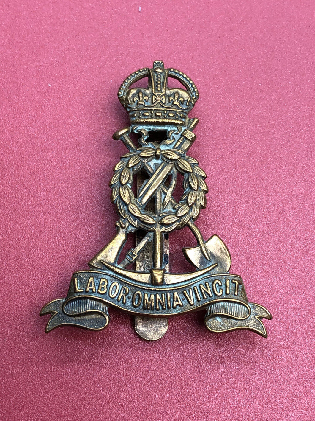 Original WW1/WW2 British Army Labour Corps Kings Crown Cap Badge