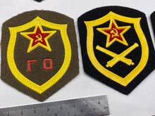 Lade das Bild in den Galerie-Viewer, Original Group of Russian / Soviet Navy / Army Badges
