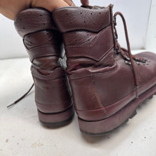 Lade das Bild in den Galerie-Viewer, British Army Surplus Defender Brown Leather Combat Boots - Altberg Size UK 9 M - The Militaria Shop
