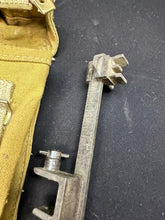 Load image into Gallery viewer, Original WW2 Britsh Army Vickers Long Range Sight in Issue Bag - 1941 Dated
