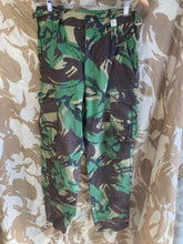 Lade das Bild in den Galerie-Viewer, British Army DPM Camouflaged Temperate Trousers - 76/80/96 - Vintage Clothing
