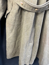 Charger l&#39;image dans la galerie, Original WW2 British Army Soldiers Greatcoat 1940 Pattern - 43&quot; Chest
