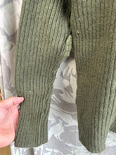 Lade das Bild in den Galerie-Viewer, Echter schwerer Pullover aus olivgrünem Jersey für Herren der britischen Armee – Größe 4 – 86,4 cm Brustumfang 
