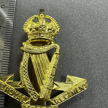 Charger l&#39;image dans la galerie, The Royal Irish Regiment - British Army Cap Badge
